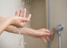 Ārsts nosauc iemesls, kāpēc bieža mazgāšanās dušā var būt kaitīgāka nekā tu domā