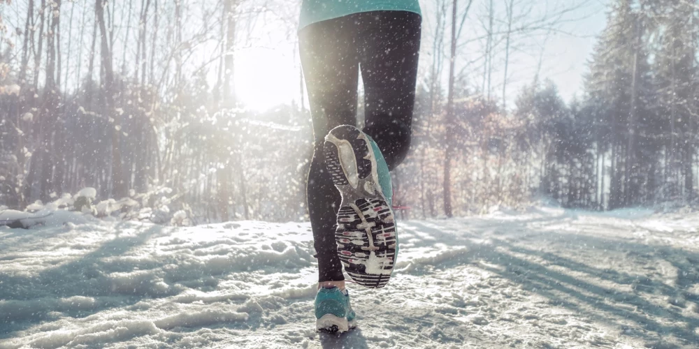 5 pārsteidzoši iemesli, kāpēc ziemas aukstumā ir vērts nodoties skriešanai