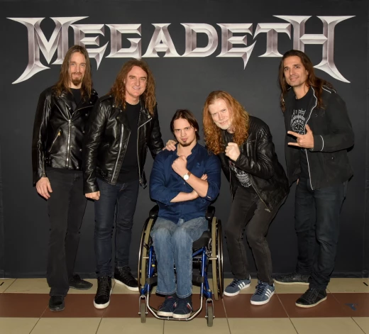 Tallinā Ričardam bija iespēja nofotografēties kopā ar amerikāņu metāla grupu “Megadeth”. “Smagā mūzika palīdz – iedod pa ņuņņām un dzen uz priekšu!” smej Ričards. Pa labi – viņa mentors, ģitārists Kiko Loureiro.