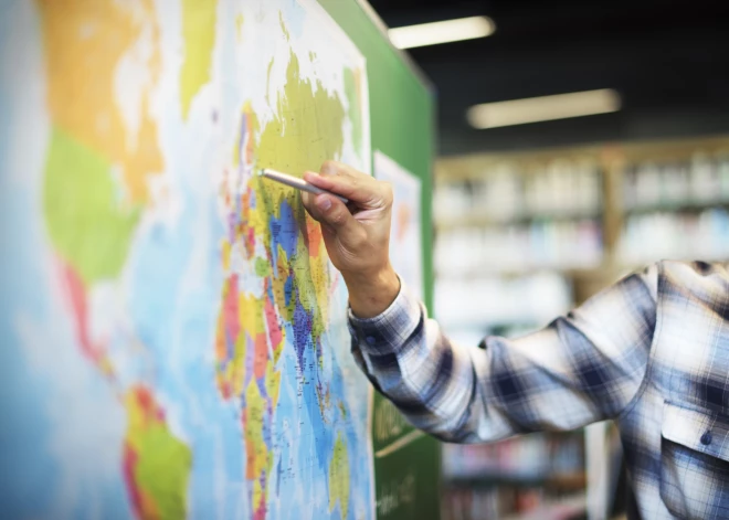 Вот вам и реформа образования! В юрмальской школе дети не учат биологию и географию - нет учителей