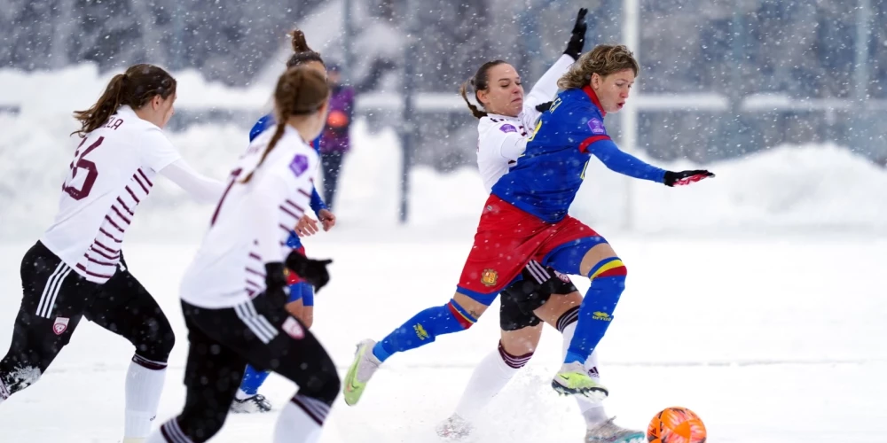 FOTO: tas ir hokejs? Nē, tas ir sieviešu futbols sniegā! Latvijas un Andoras dāmas kā trakas dzenā bumbu pa piesnigušu futbola laukumu