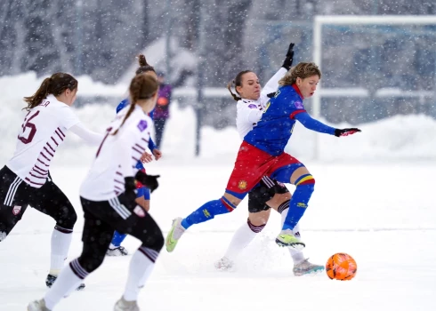 FOTO: tas ir hokejs? Nē, tas ir sieviešu futbols sniegā! Latvijas un Andoras dāmas kā trakas dzenā bumbu pa piesnigušu futbola laukumu