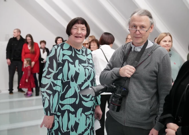 Piektdien, 1. decembrī, Latvijas Nacionālais mākslas muzejs un Roberta Koļcova aicināja uz pastaigu savā personālizstādē “Botāniķis un vienradzis”. Savā jaunajā izstādē “Botāniķis un vienradzis”, kas no 2. decembra līdz 18. februārim norisināsies Latvijas Nacionālā mākslas muzeja (LNMM) galvenās ēkas 4. stāva zālēs, Roberts Koļcovs turpina attīstīt viņam būtisku tēmu par dabas un cilvēku neatdalāmu līdzāspastāvēšanu.