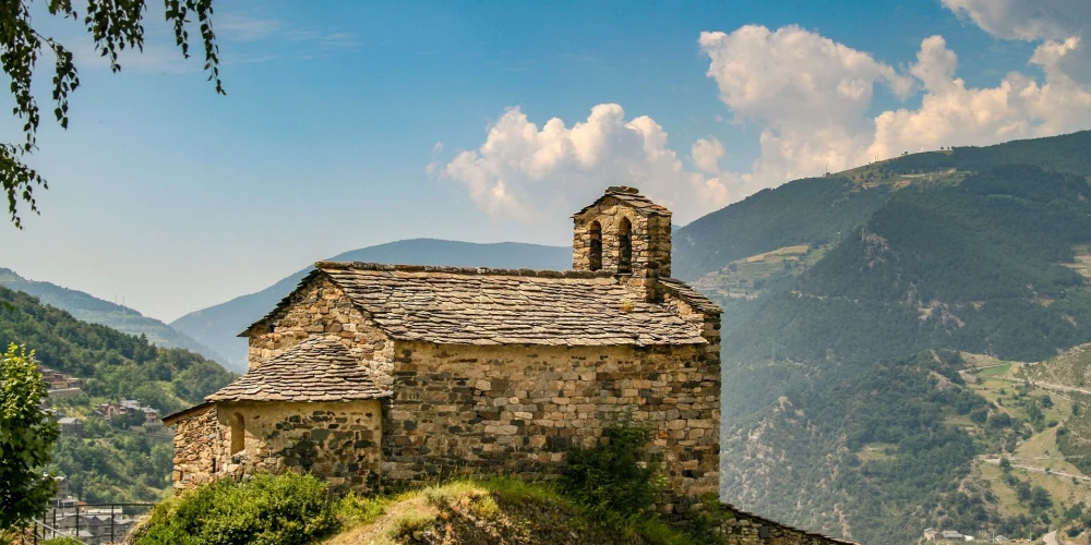 Andora, oficiāli Andoras Firstiste ir valsts Eiropas dienvidrietumos. Tā robežojas ar Franciju austrumos un ar Spāniju rietumos, bez pieejas pie jūras. Andoras platība ir 468 km² un to ietekmē mērenās joslas klimats. Atrodas Pireneju kalnos. Andora ar 85 082 iedzīvotājiem ir piecdesmitā lielākā valsts Eiropā.