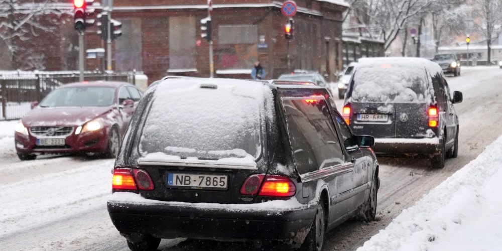 Autovadītājiem ir jābūt īpaši uzmanīgiem, izvēloties autoceļa seguma stāvoklim atbilstošu braukšanas ātrumu un ievērojot drošu distanci.