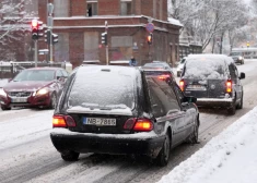 Autovadītājiem ir jābūt īpaši uzmanīgiem, izvēloties autoceļa seguma stāvoklim atbilstošu braukšanas ātrumu un ievērojot drošu distanci.