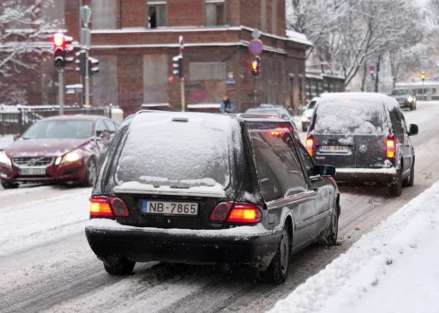 Apledojums un sniegs apgrūtina braukšanu visā Latvijas teritorijā