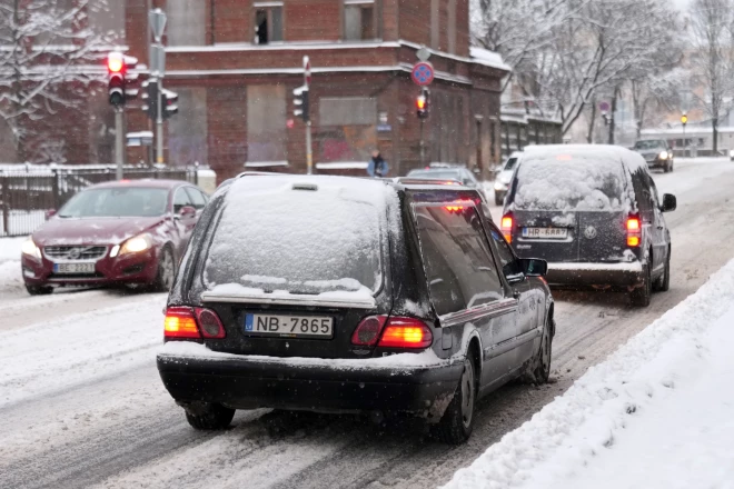 Autovadītājiem ir jābūt īpaši uzmanīgiem, izvēloties autoceļa seguma stāvoklim atbilstošu braukšanas ātrumu un ievērojot drošu distanci.