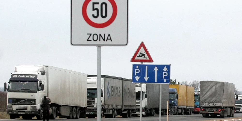 Terehovas robežpunktā uz Latvijas-Krievijas robežas rindā stāv apmēram 430 kravas auto.