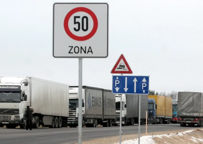 Uz Latvijas robežas rindā stāv vairāk nekā 1000 kravas auto, kas gaida iebraukšanu Krievijā un Baltkrievijā