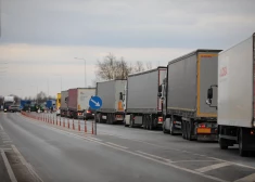 Более 1000 грузовиков стоят в очереди на границе с Латвией