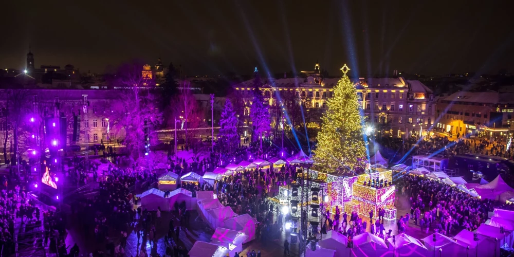 ФОТО: в прошлом году рождественская елка в Вильнюсе была в виде торта, а какую фишку придумали в 2023-м?