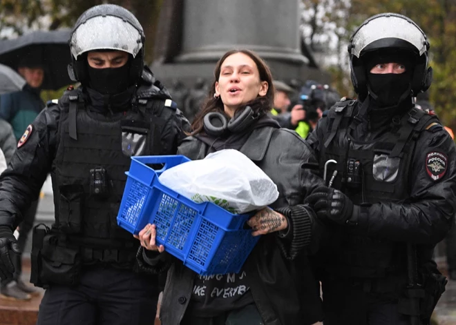 Krievija cenšas apspiest mobilizēto okupantu sievu publisko neapmierinātību