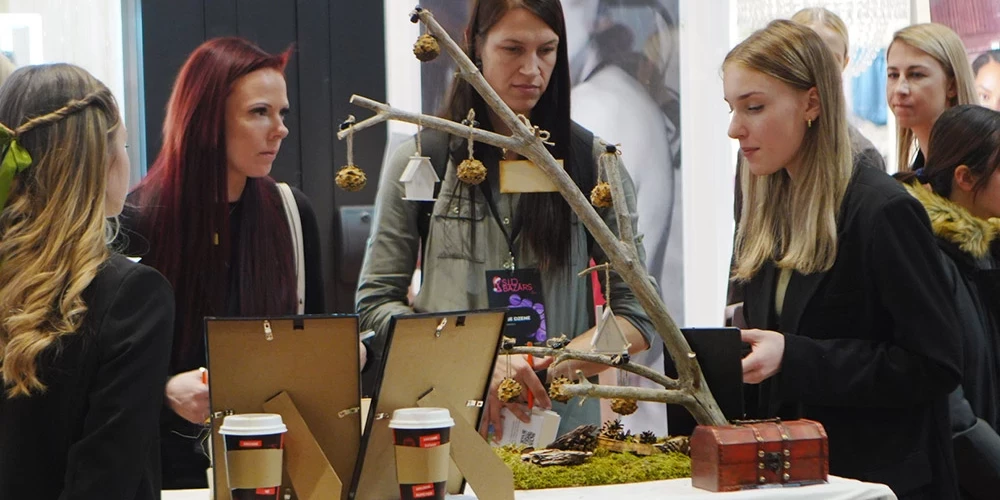  Visas dienas garumā apmeklētājiem ir iespēja ne vien apskatīt, bet arī iegādāties jauniešu radītās preces astoņās preču kategorijās .