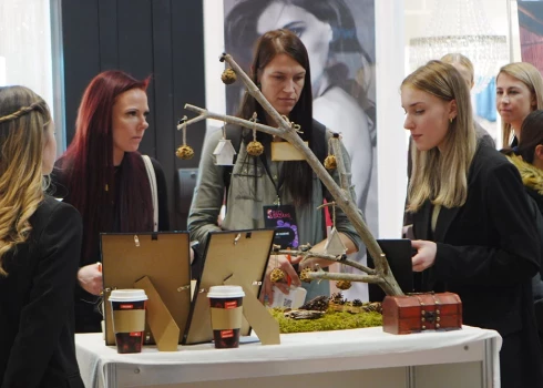 FOTO&VIDEO: skolēni no visas Latvijas ekskluzīvā tirdziņā piedāvā savas biznesa idejas un radīto produkciju
