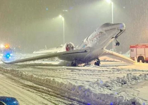 Снежный шторм в Германии: в Мюнхене самолет примерз к взлетной полосе