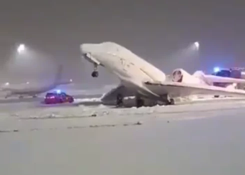 VIDEO: lidmašīna piesalusi pie Minhenes lidostas skrejceliņa
