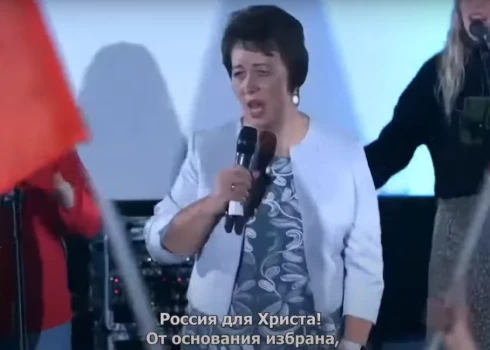 Reliģiskais vājprāts Krievijā: dievkalpojumā “lido” ballistiskās raķetes un bizenē ar Krievijas karogiem. VIDEO