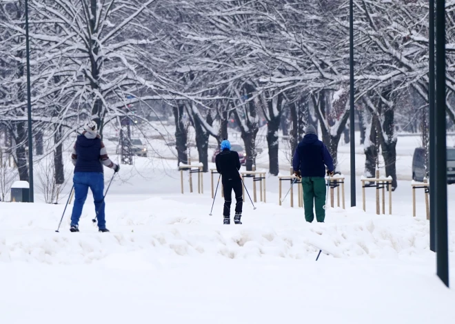 Rīgā atklāta slēpošanas trase Uzvaras parkā.