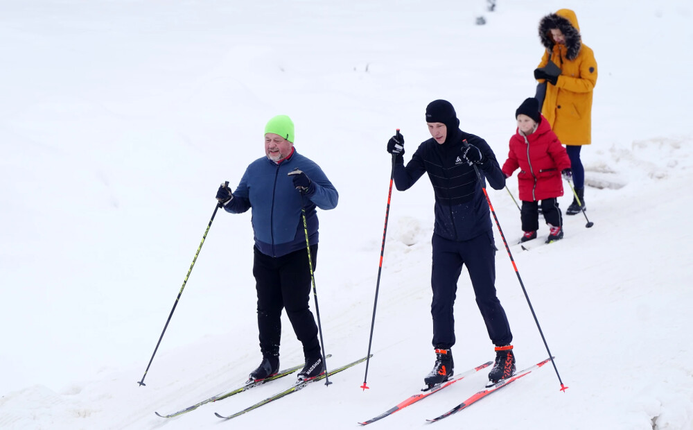 FOTO: rīdzinieki iemēģina slēpošanas trasi Uzvaras parkā 