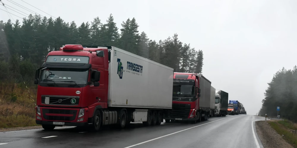 Trīs robežkontroles punktos uz Latvijas robežas rindā stāvošo kravas auto skaits pārsniedz 1500
