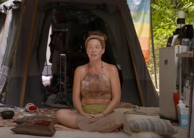 Мама с двумя маленькими детьми живет в палатке в лесу: они не носят обувь и избегают врачей