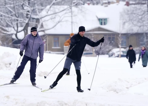ФОТО: далеко ехать не надо! Рижане опробуют лыжную трассу в парке Победы