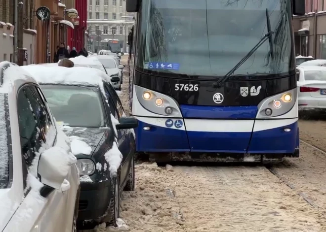 Šodien, 3. decembrī, Rīgā vismaz uz divām stundām tika paralizēta 11. tramvaja satiksme kāda autovadītāja pavirši novietotas automašīnas dēļ.