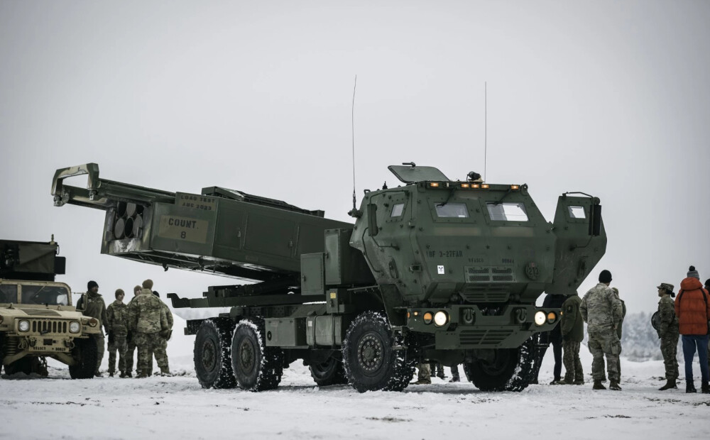 FOTO: ASV karavīri uz Latviju atved HIMARS, un Ādažos veic kaujas šaušanu
