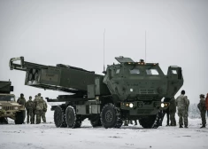 FOTO: ASV karavīri uz Latviju atved HIMARS, un Ādažos veic kaujas šaušanu