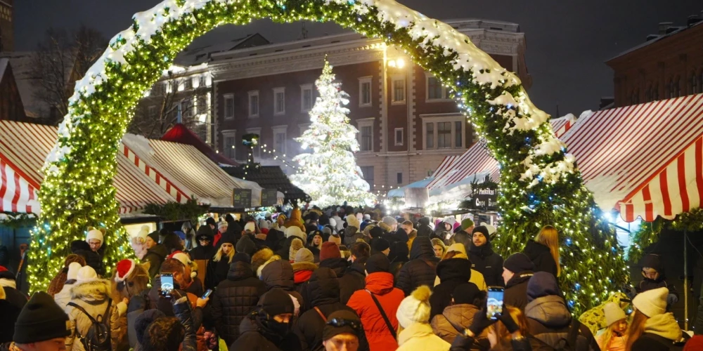 ФОТО: в Старой Риге зажгли две главные рождественские елки - народу было видимо-невидимо!