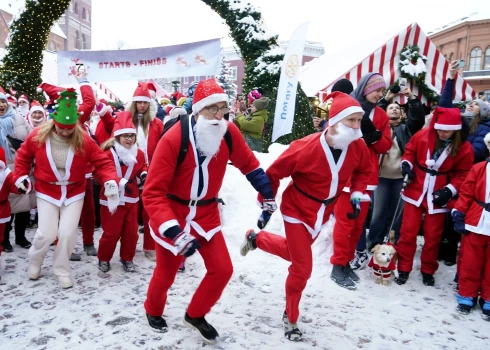 FOTO: Ziemassvētku vecīši ikgadējā labdarības skrējienā jož pa Vecrīgas ielām