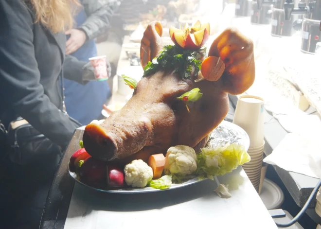 No sestdienas, 3. decembra, 23. reizi durvis vēris arī tradicionālais Vecrīgas Ziemassvētku tirdziņš Doma laukumā. Tie, kas vēlēsies, tur varēs sajust Ziemassvētku atmosfēru, iegādāties dāvanas un baudīt plašu kultūras programmu.