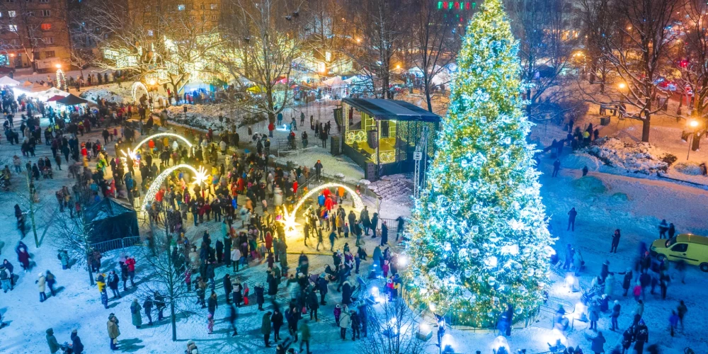 ФОТО: вслед за Ригой и Даугавпилсом засияла рождественская елка в Елгаве