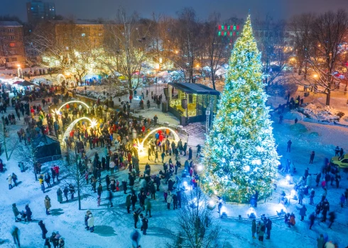 ФОТО: вслед за Ригой и Даугавпилсом засияла рождественская елка в Елгаве