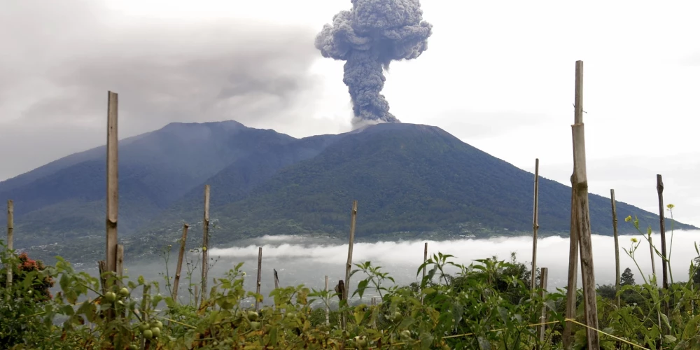Vulkāna izvirdumā Indonēzijā gājuši bojā vismaz 11 cilvēki