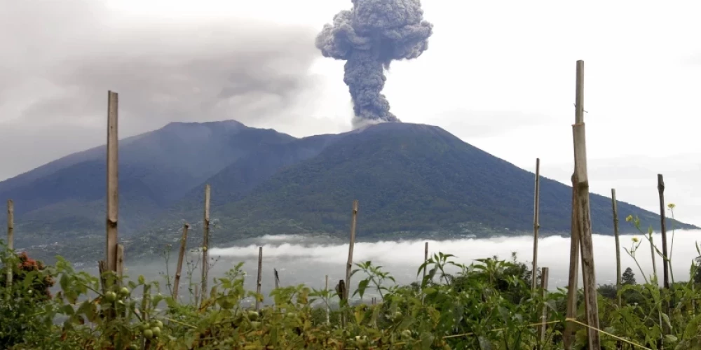 В Индонезии при извержении вулкана погибли 11 человек