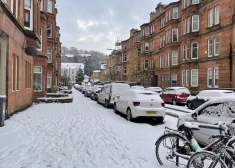 Anglijas ziemeļus paralizējusi spēcīga snigšana
