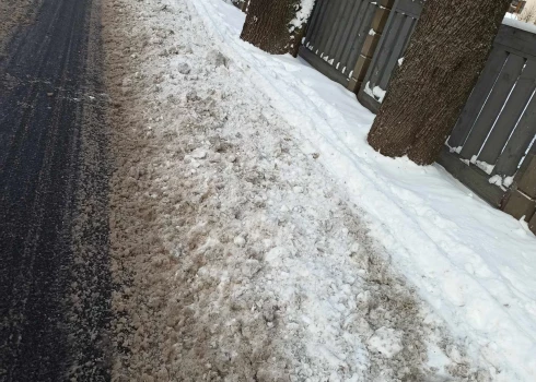 Šampētera iedzīvotāju izmisums: nošķūrēto sniegu uzgrūž atpakaļ uz ietvēm. FOTO