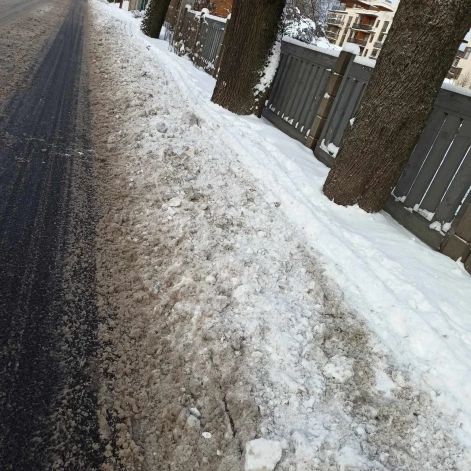 Ielas tīrāmā tehnika bez žēlastības sastumj “sniega šļuru” no ielas uz tikko notīrītajām ietvēm.