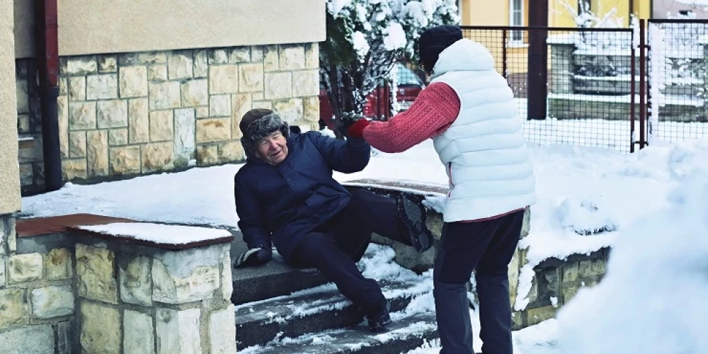 Если вы чувствуете, что способны встать, делайте это медленно, если нужно и есть возможность, обратитесь к кому-нибудь за помощью.