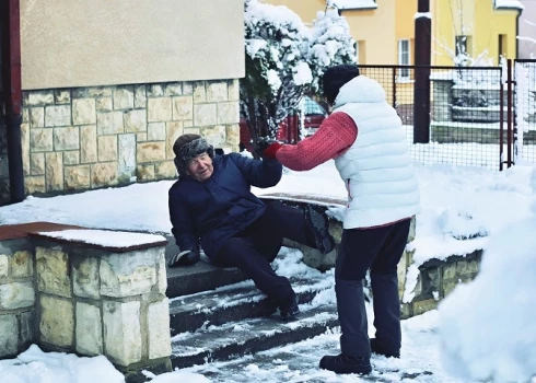 Если вы чувствуете, что способны встать, делайте это медленно, если нужно и есть возможность, обратитесь к кому-нибудь за помощью.