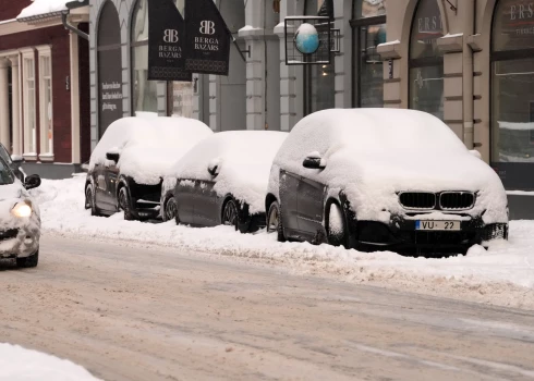 За неочищенный снег вокруг машины может грозить штраф - вплоть до 350 евро!