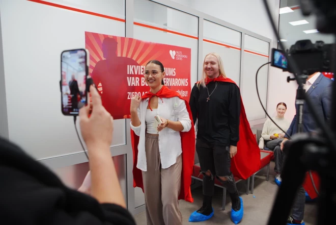 Iveta Sazonova-Jaunzeme un Pipars ar saviem supervaroņu apmetņiem.