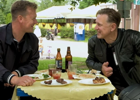 VIDEO: cik garšīgi ir "Šašliki Mangaļos"? Rihards Lepers ar slēpto kameru vērtē leģendārās ēstuves