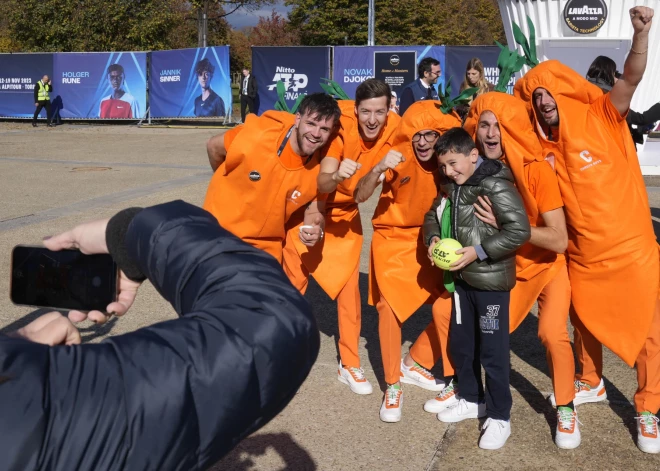 Kad joks pāraug fanu kustībā. Kas ir pasaulslavenie “burkānu zēni”, kas tik atraktīvi atbalsta itāļu tenisa zvaigzni