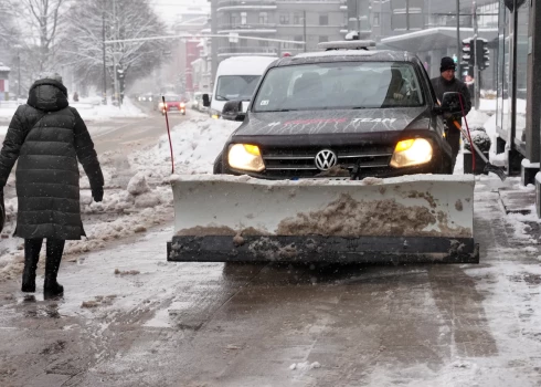 Rīgā soda par savlaikus neiztīrītām autostāvvietām un sabiedriskā transporta pieturām