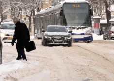 По улицам Риги иногда передвигаться крайне затруднительно.