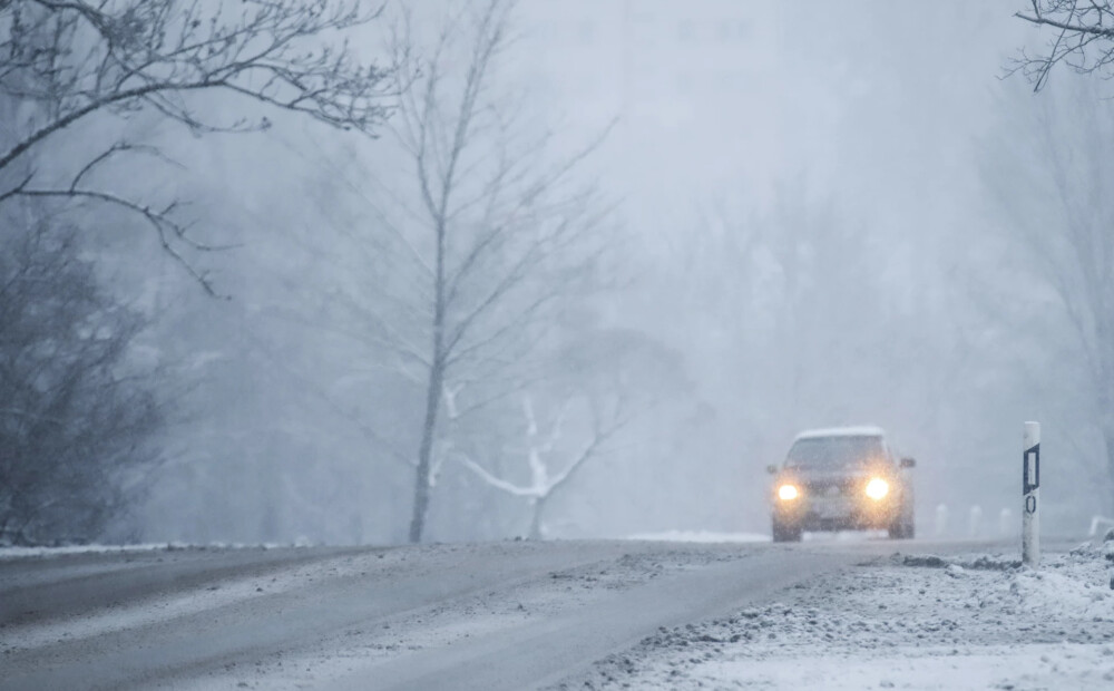 Šorīt lielākajā daļā Latvijas braukšanu apgrūtina sniegs un apledojums