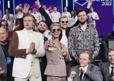 Grupai "Citi zēni" par godu dziesmai “Lieka štuka” fanes uzdāvinājušas 1000 eiro